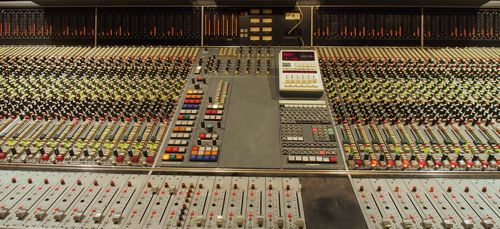 Neve VR 36 CH console