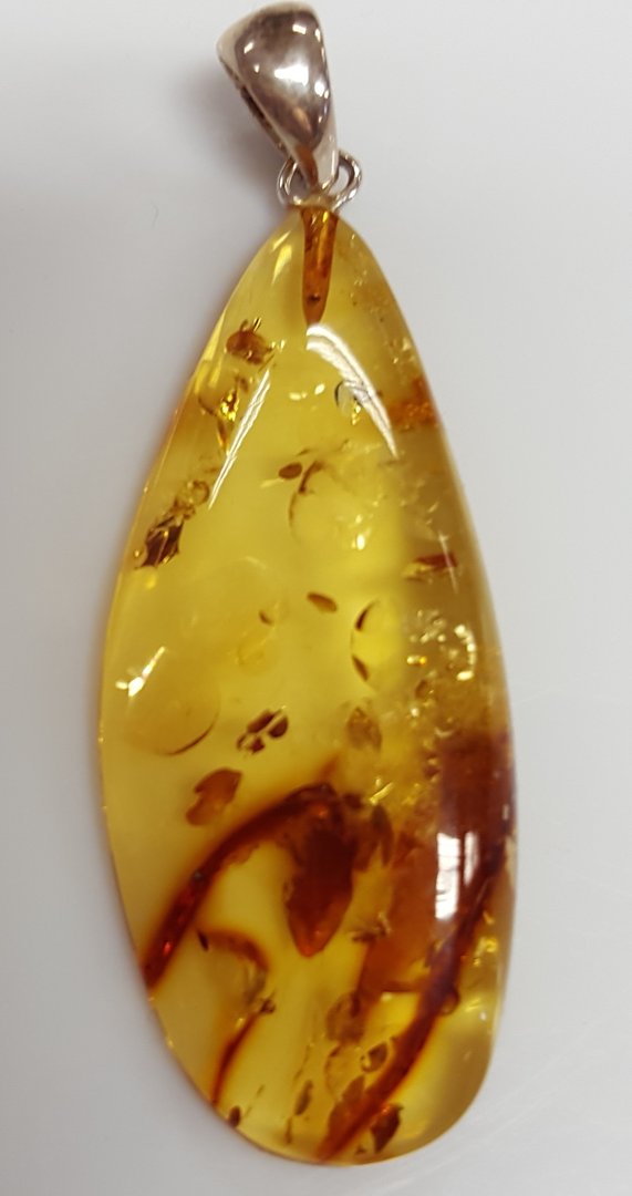 AMBRE - Pendentif forme ovale 5 x 2 cm environ - Bélière en argent - Poids : 4.5 grammes environ