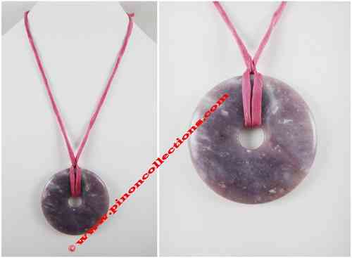 LEPIDOLITE - Pendentif en forme de "donut" - Ø 5 cm - avec un cordon de soie rose - Poids : 25 gr