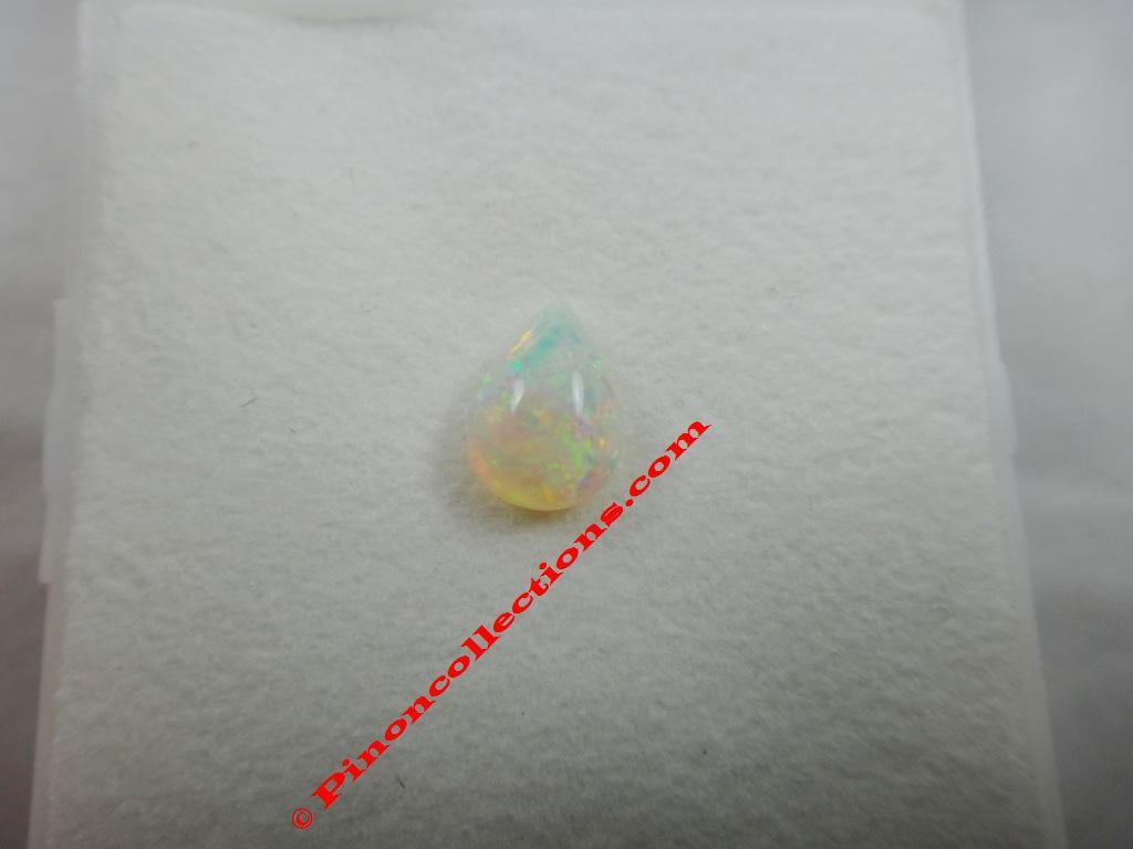 OPALE BLANCHE du BRESIL - Cabochon de forme goutte 8 x 6 mm environ - Poids : 1 carat (soit 0,2 gram