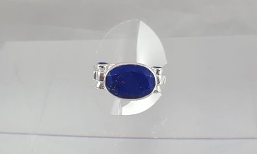 LAPIS-LAZULI - bague  comportant un beau cabochon  de lapis-lazuli facetté