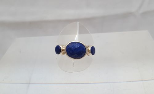 LAPIS-LAZULI - Bague formée par 3 cabochons ovales facettés de lapis-lazuli