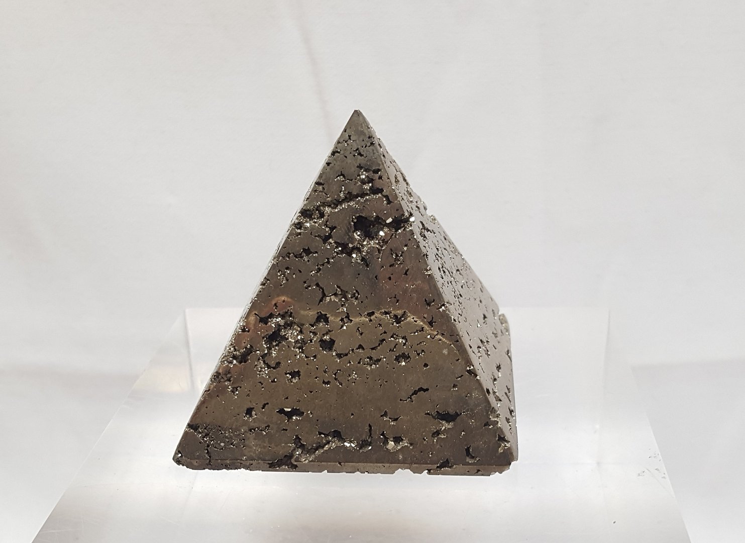 PYRITE - pyramide taillée dans un morceau de pyrite cristallisé