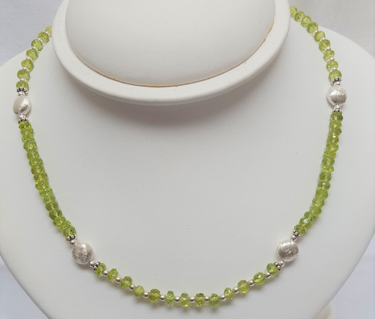 PERIDOT - collier en péridot composé de perles facettées forme bouton
