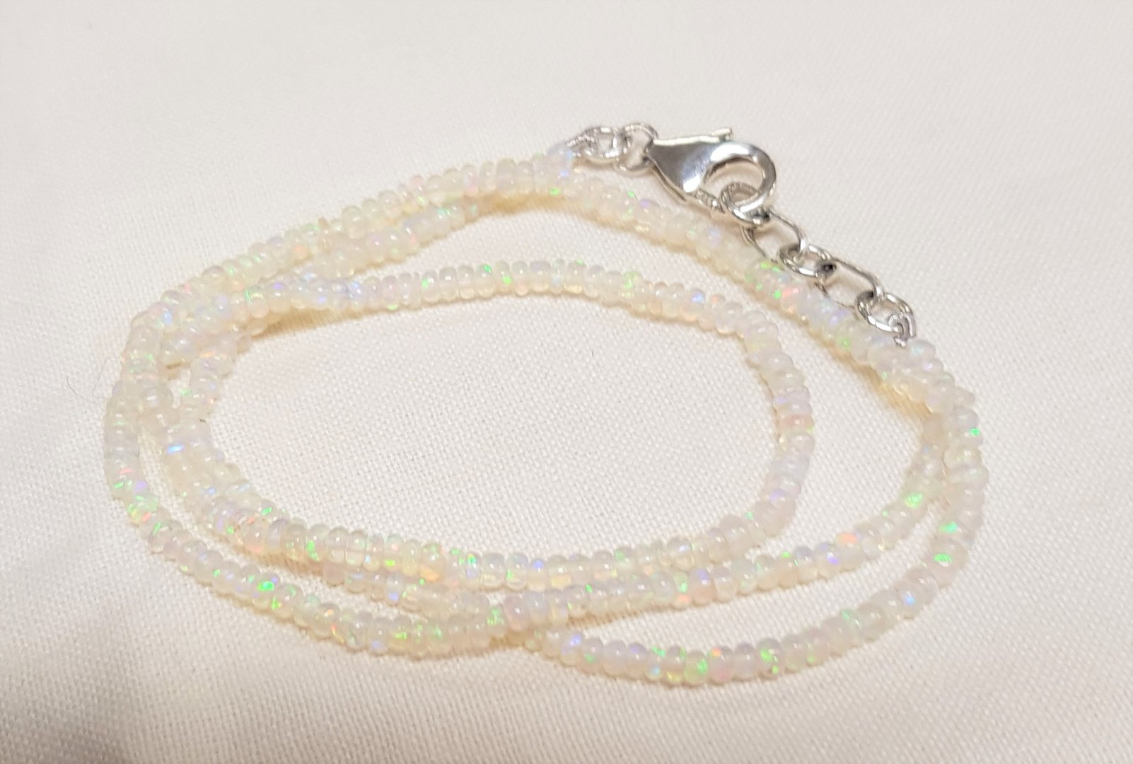 OPALE BLANCHE D'AUSTRALIE - collier en perles d'opale blanche de forme bouton