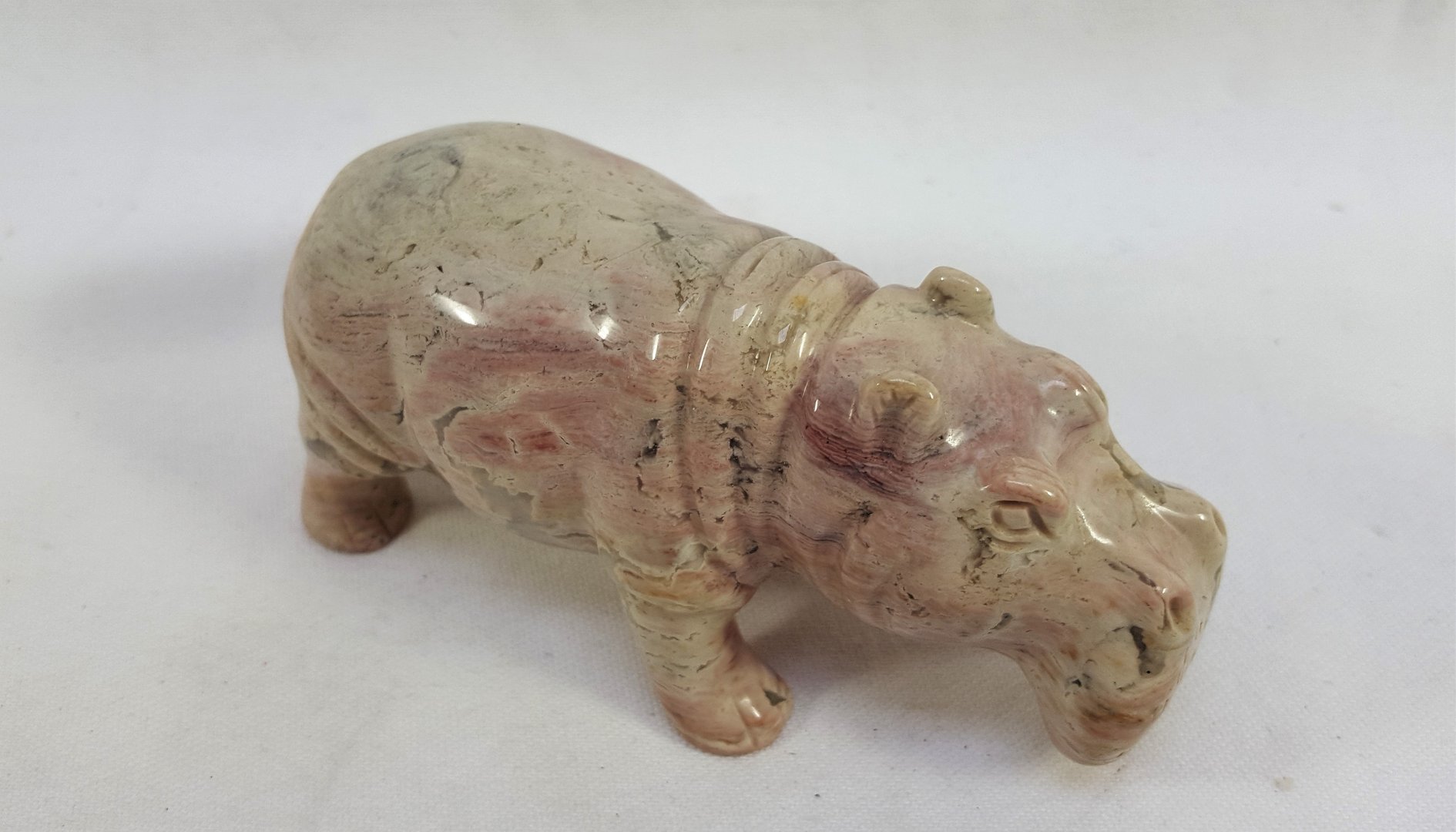 JASPE - Hippopotame sculpté en jaspe de couleur crème, vert à rosé