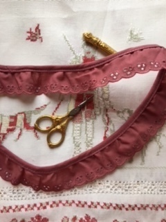 Dentelle broderie anglaise Vieux Rose