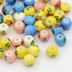 Porceleinen kralen, rond 8mm, diverse kleuren. Verkocht per streng van ca. 40cm (50 kralen)