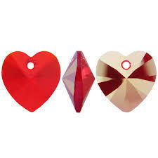 Swarovski kristal, hangertjes hart, 10x10mm, light siam AB met zilverfoil rug. Verkocht per 2.